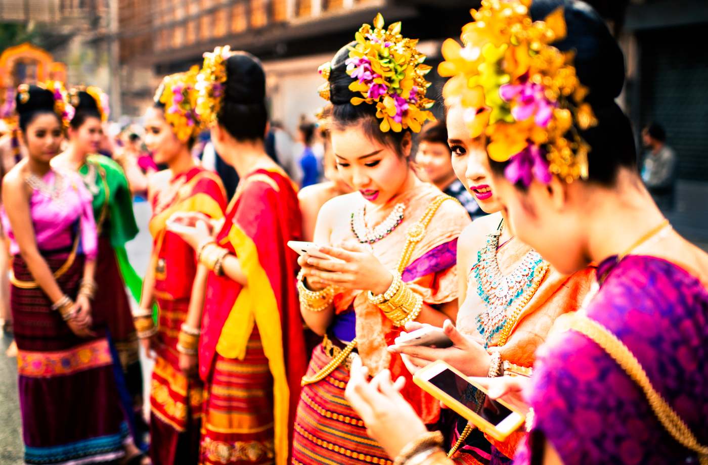 Checking Their Messages Narrative Photography - How to Use Pictures to Tell a Story